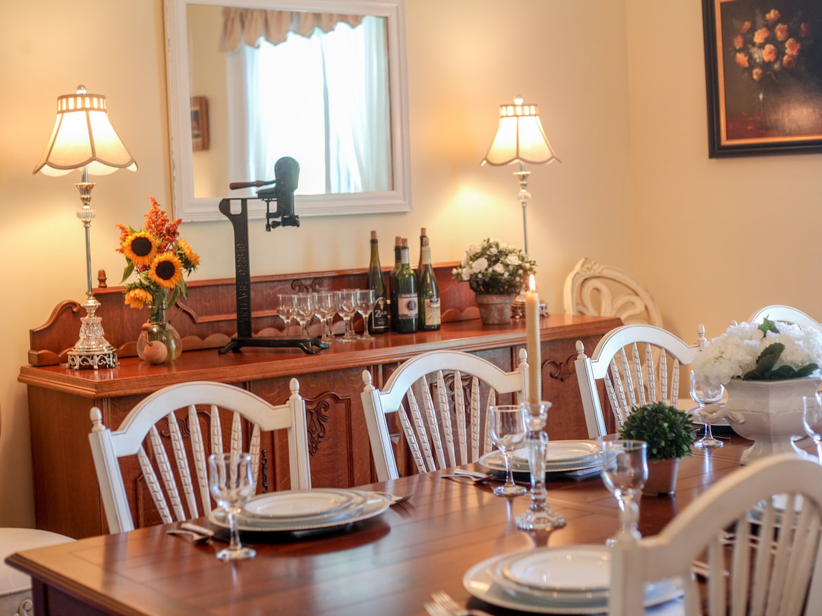 The staircase at Woodruff Manor